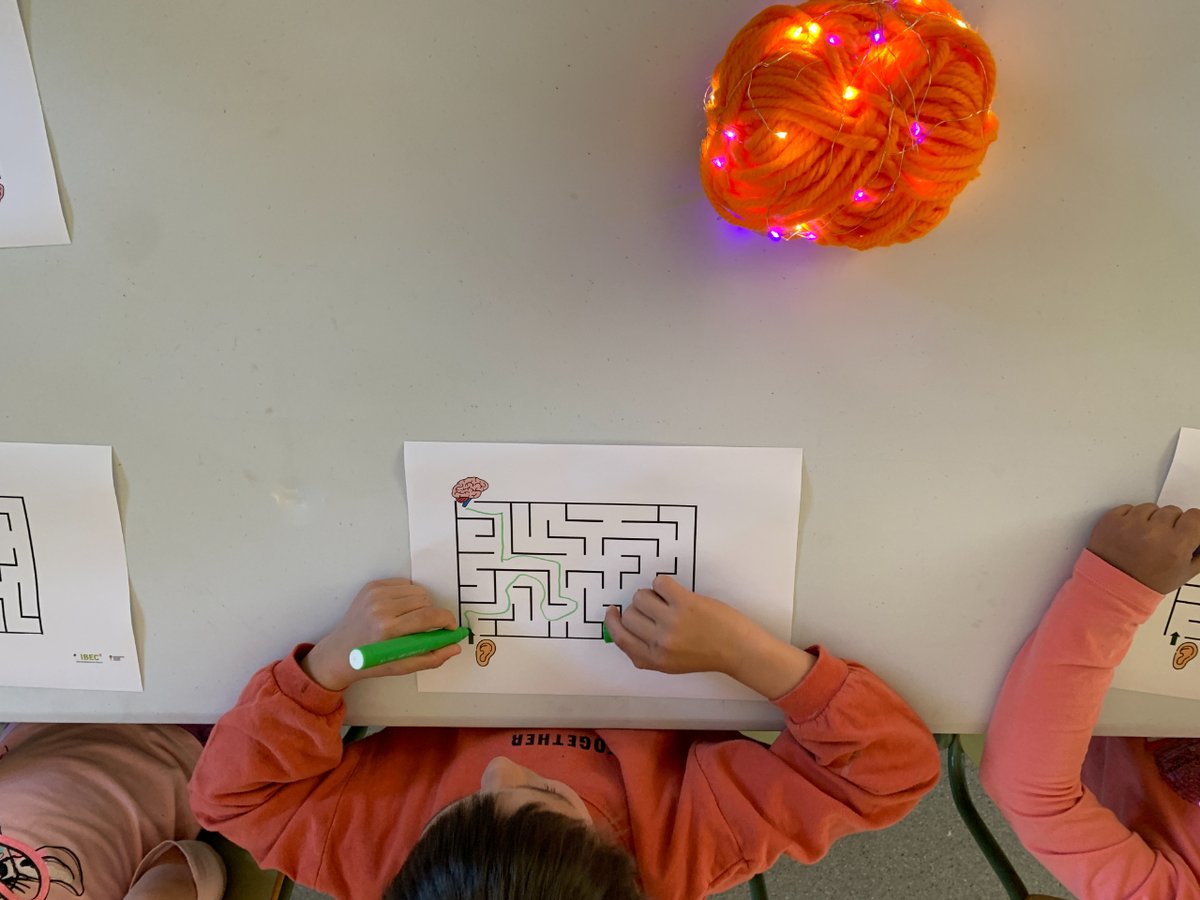 IBEC (@ibecbarcelona) on Twitter photo 🧠🤔Com funciona el cervell? I les neurones?
❓Avui hem repost aquestes preguntes amb l'alumnat de la Zona Escolar Rural Urgellet.
🎒🌳Des de l'#IBEC apropem la divulgació científica als centres educatius més allunyats de la metròpoli barcelonina.
<a href="/EscolaRuralSERC/">Escola Rural Secretariat</a> #Territori 🧠🤔Com funciona el cervell? I les neurones?
❓Avui hem repost aquestes preguntes amb l'alumnat de la Zona Escolar Rural Urgellet.
🎒🌳Des de l'#IBEC apropem la divulgació científica als centres educatius més allunyats de la metròpoli barcelonina.
<a href="/EscolaRuralSERC/">Escola Rural Secretariat</a> #Territori