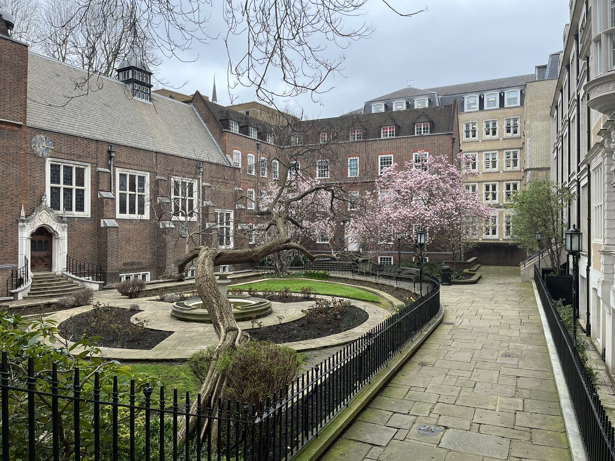 helengoth's tweet photo. I love the fact that in #London you can just follow your nose, turn a corner, go down an alley and end up in a place of quiet beauty! #BlossomWatch #HighHolborn https://t.co/p6J5Zfl447