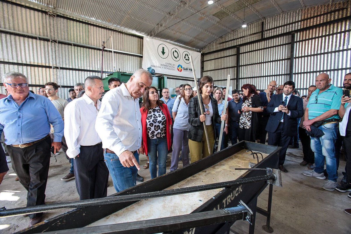 javier_noguera's tweet photo. A cincos años de la inauguración del CIAT dejamos hoy inauguradas dos nuevas naves para agregar valor a los residuos. Una para molienda de polímeros y la otra para la fabricación de insumos de la construcción que fabricaremos de manera industrial.
Sigue 👇🏼 https://t.co/OJ6f0D5fE3