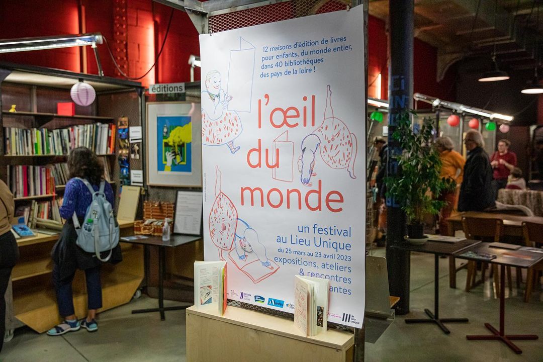 edbakame's tweet photo. Samedi dernier: Inauguration du festival #loeildumonde

Photo par: Guillaume Kerhervè 
#oeildumonde #childrenbooks #festival https://t.co/QxZKw2aoPc