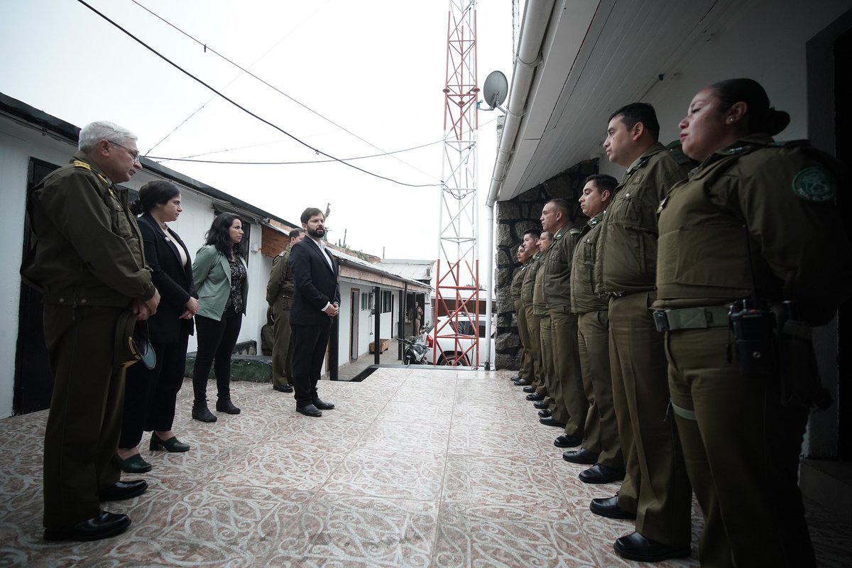 GabrielBoric's tweet image. Hoy visitamos a la familia de la Sargento Rita Olivares. Circunstancias dolorosas en las que reiteramos que como Estado nos desplegaremos para hacer justicia ante su cobarde asesinato. @Carabdechile cuenta con todo el respaldo de nuestro Gobierno para hacerlo.