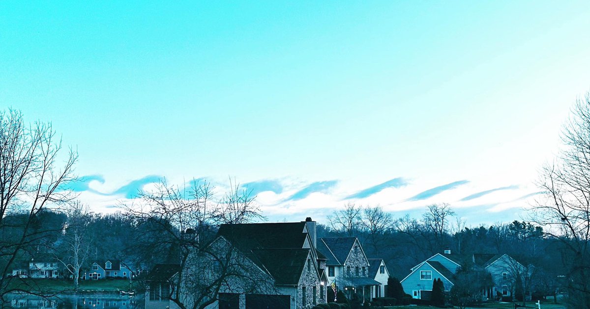 JustinWeather's tweet photo. Elkton MD this morning…
🌊 ☁️ 
Appear to be Kelvin Hemholtz waves
Also: tsunami clouds. 
👉🏻 Low level moisture affected winds faster aloft resulting in the tops appearing to flow over like a wave on the ocean. 
Thx
Lisa Frye
Mandy Perrino
Amanda Paoletti https://t.co/PVBZNzlAEn