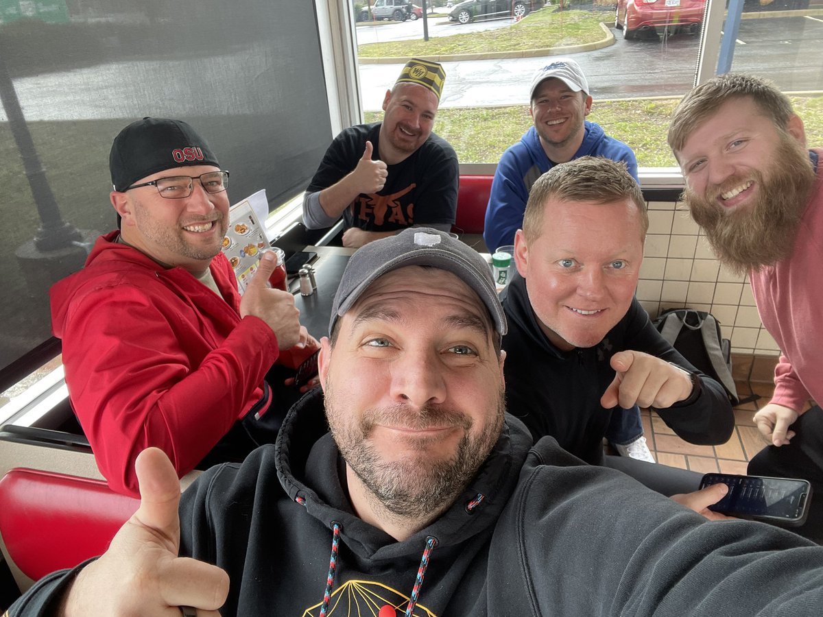 mremrich1's tweet photo. Just hanging out with @OBMS_little @McCordHistory @CoachMellen &amp; Mr. Lillich as we spend some quality time watching @MrTuttle4 spend 12 hours at a @WaffleHouse for losing the fantasy football league😂😂😂 https://t.co/Gz5aDJ0Jyo