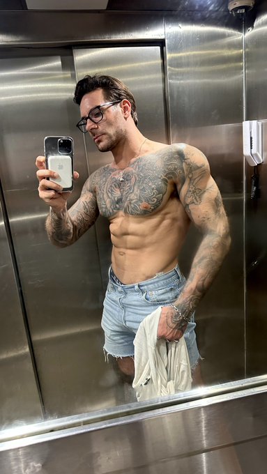 What would you do if you walked into this lift right now&hellip;? https://t.co/wHcTFGXqec<a href="/tag/papikocic"class="tags"><span>#papikocic</span></a>