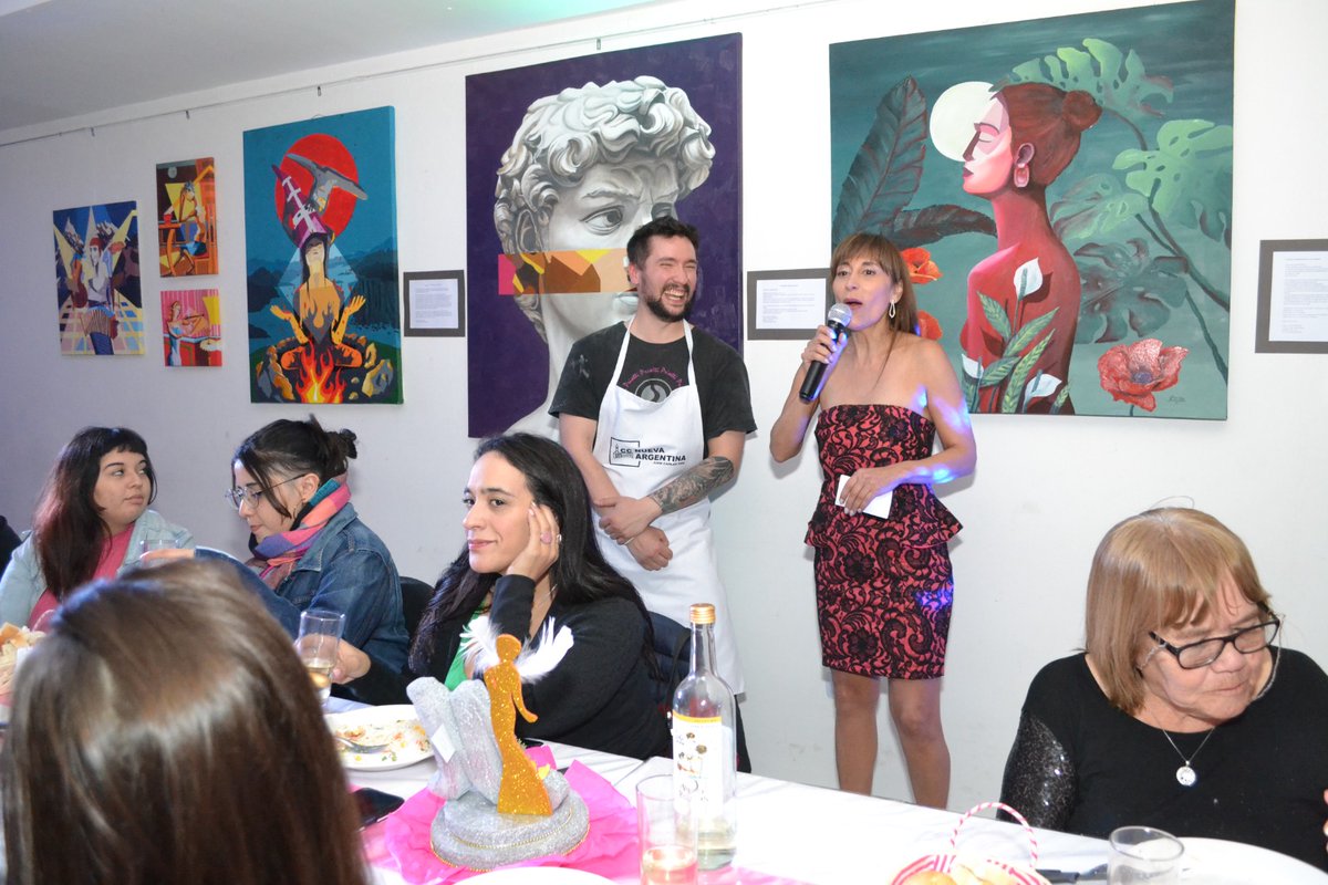 Pino_Ush's tweet photo. En el Centro Cultural "Nueva Argentina" llevamos adelante la décimo quinta cena de agasajo dedicada a las vecinas de Ushuaia. 

#ushuaia #mujeres #jcpino #crsitinalopez #pino2023 #equidad #proyectos #mujeresccna https://t.co/3QYw2DeRyL