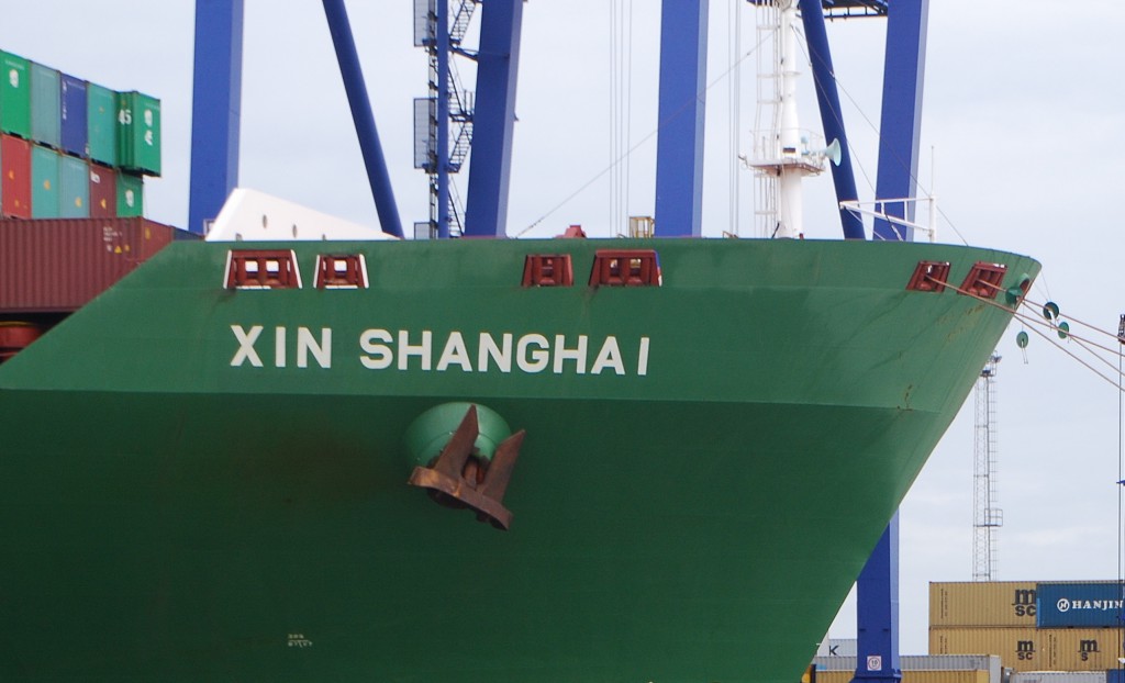 TheSuffolkMan's tweet image. Two #XIN #CSCL vessels on #quay #Felixstowe