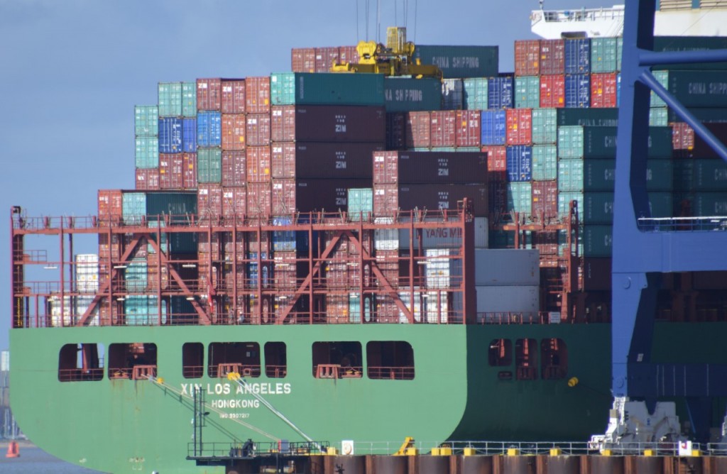 TheSuffolkMan's tweet image. Two #XIN #CSCL vessels on #quay #Felixstowe