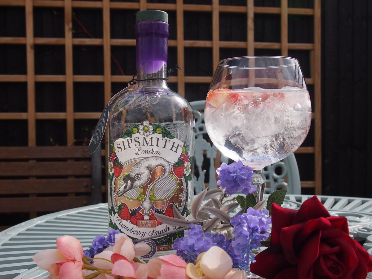 WhiteHartSher's tweet photo. Is that sunshine we see?
Come on down for a gin or two, our @sipsmith Strawberry Smash, is just perfect in the sunshine π
#Gin #GinAndTonic #SipsmithGin @YoungsPubs https://t.co/wgeZhPqoaa