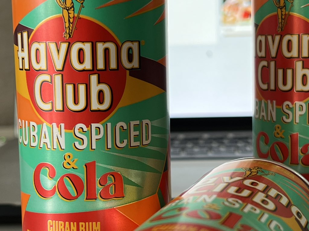 jeandybryan's tweet photo. Amaneciendo en la oficina con un regalito de @_HavanaClub, nuevo producto para testear 😏.
#elyerroapps #CubaMadeMe https://t.co/Ti0BVqORfG