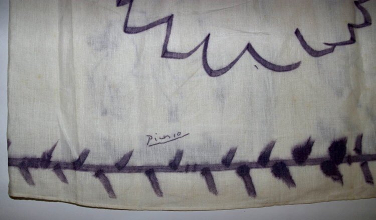 Esta es la única camisa conocida que pintó #pablopicasso. Y fue un regalo para un amigo venezolano. Lean más en mi nuevo post de Instagram: <a href="/nissnickmich/">Michael Nissnick</a> (igual que mi Twitter). #Venezuela