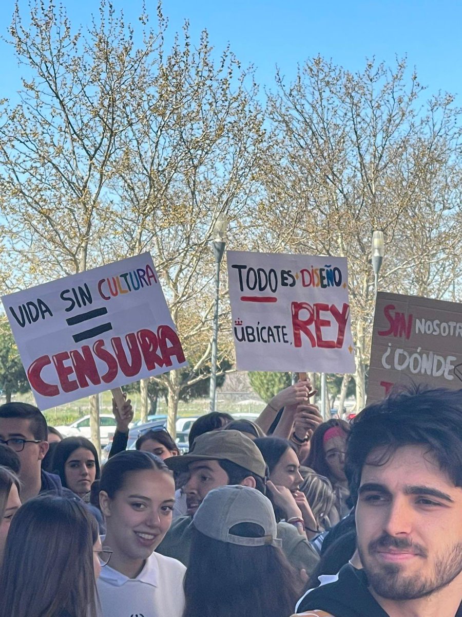 Los estudiantes frente a la #URJCobarde demostrando que la fuerza y vida de la universidad reside en nosotros, no en el Banco Santander