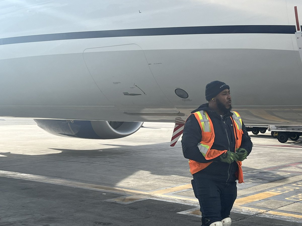 Day 1 of Accelerated gates @ LAXAO kicked off with a great start FLT 417 to OGG wrapped up 14 mins early for a successful U5 &amp; D:00 #AcceleratedGate #GoodLeadsTheWay <a href="/Glennhdaniels/">Glenn Daniels</a> <a href="/BehennaLinda/">Linda Behenna</a> <a href="/BsquaredUA/">Bradley Boyd</a> <a href="/KevinSummerlin5/">Kevin Summerlin</a> <a href="/MikeHannaUAL/">Mike Hanna</a>