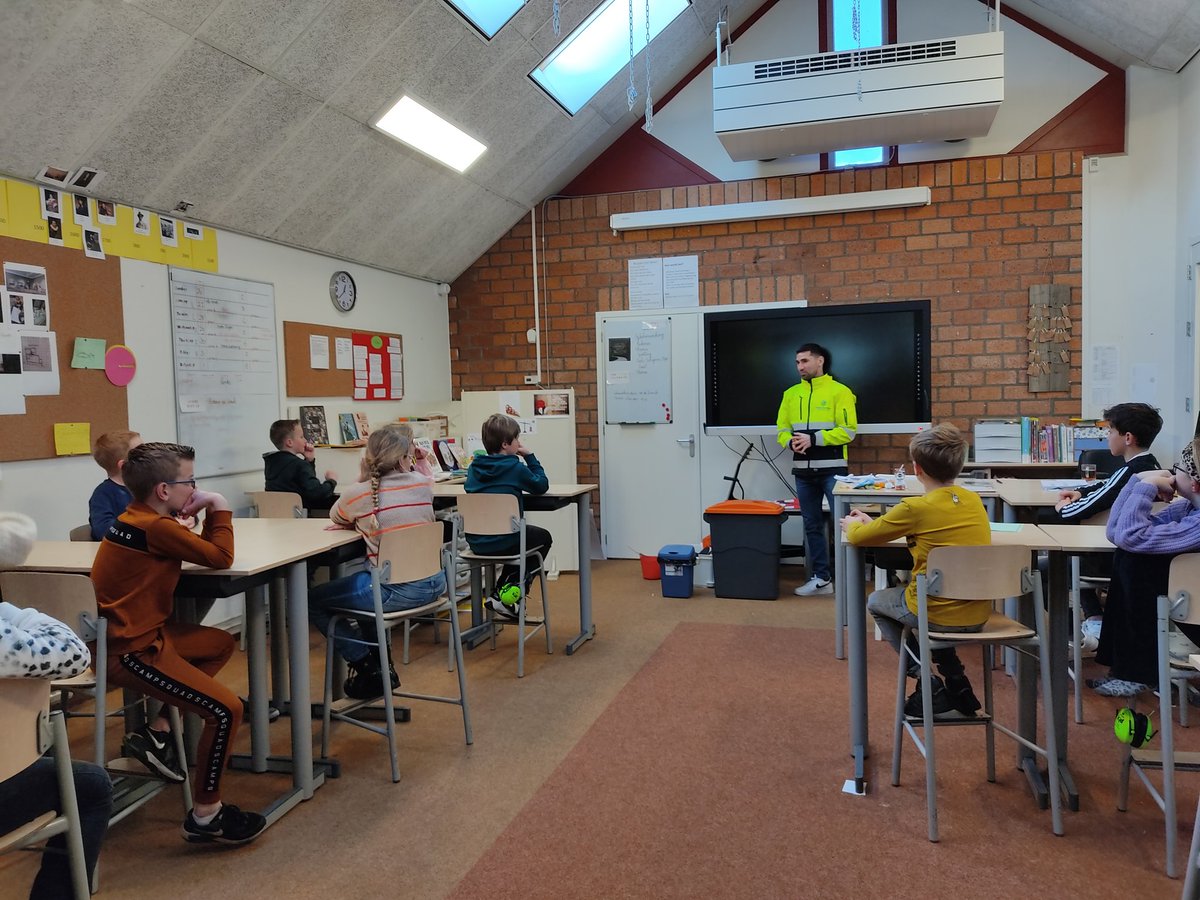ljansedejong's tweet photo. @SchakelBasissch kreeg @waardlanden op bezoek. Hebben in  15 groepen voorlichting gegeven over afvalscheiding. Veel ruimte voor vragen van nieuwsgierige kinderen. Top gedaan 👍 #samenvoorafvalvrij https://t.co/L0NErrFY8z
