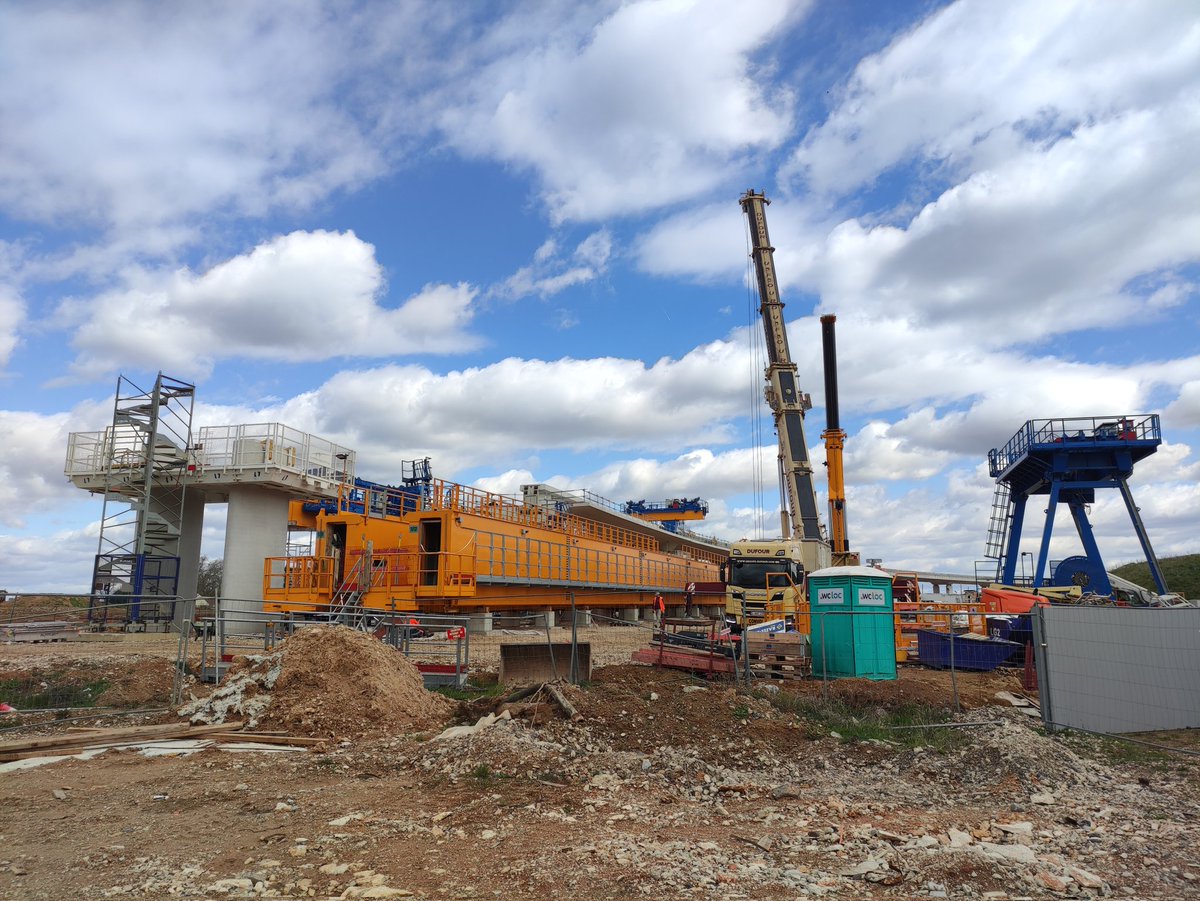 LCParisiens's tweet photo. La construction du viaduc de la ligne 18 du @GdParisExpress connait une nouvelle étape. Après avoir atteint la rampe de Palaiseau, le lanceur 2 est retourné à son point de départ à Orsay. Deux grues mobiles sont mobilisées pour le levage du mastodonte d'acier. #Autaa #Dufour https://t.co/prN54EnZzE