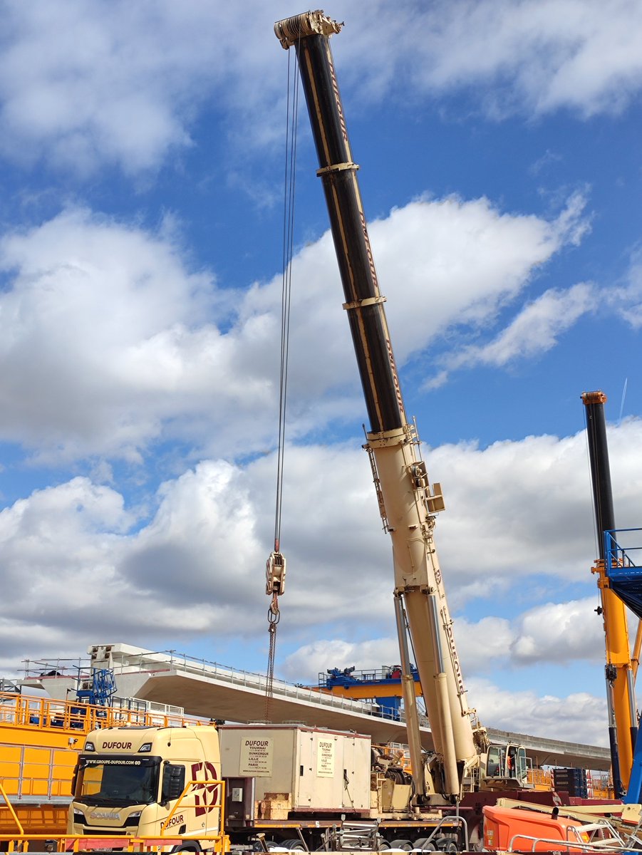 LCParisiens's tweet photo. La construction du viaduc de la ligne 18 du @GdParisExpress connait une nouvelle étape. Après avoir atteint la rampe de Palaiseau, le lanceur 2 est retourné à son point de départ à Orsay. Deux grues mobiles sont mobilisées pour le levage du mastodonte d'acier. #Autaa #Dufour https://t.co/prN54EnZzE