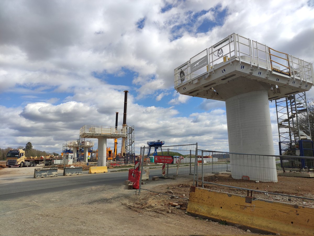 LCParisiens's tweet photo. La construction du viaduc de la ligne 18 du @GdParisExpress connait une nouvelle étape. Après avoir atteint la rampe de Palaiseau, le lanceur 2 est retourné à son point de départ à Orsay. Deux grues mobiles sont mobilisées pour le levage du mastodonte d'acier. #Autaa #Dufour https://t.co/prN54EnZzE