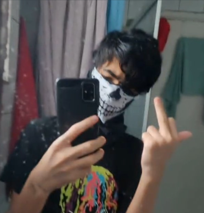 BastosCrica's tweet photo. Adolescente de 13 anos 
Um assassino mesmo. Cara, tô simplesmente chocada . Impossível não demonstrar que tinha alguma coisa de errada com ele, pais relapsos e omissos. https://t.co/ptgayeykKQ