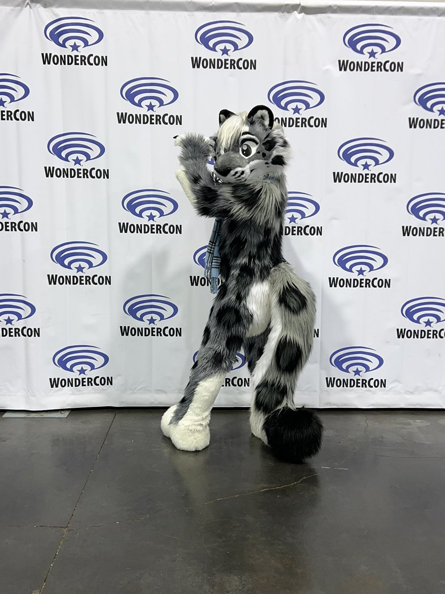 Does this make my butt look big?

#fursuit #wondercon2023 #furry