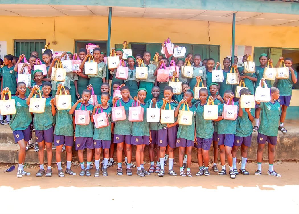 Intimesofneed1's tweet photo. Happy new week everyone!!!!
Last week we visited the beautiful girls of Makun high school,Sagamu to lend our support and distribute sanitary towels. We will continue to fight against period poverty!!!!!! https://t.co/HT5m7Bm7dY