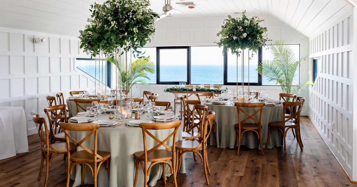 OceanicDining's tweet image. Let the ocean be your backdrop. 🌊

Event Planning: @brittanieraquelevents
Photography: @kamgoodrichphoto
Rentals: @marthamydearrentals
Florals: @serendipityfloraldesign
Cake: @bestdaysbakery
Design: @sociable_designs