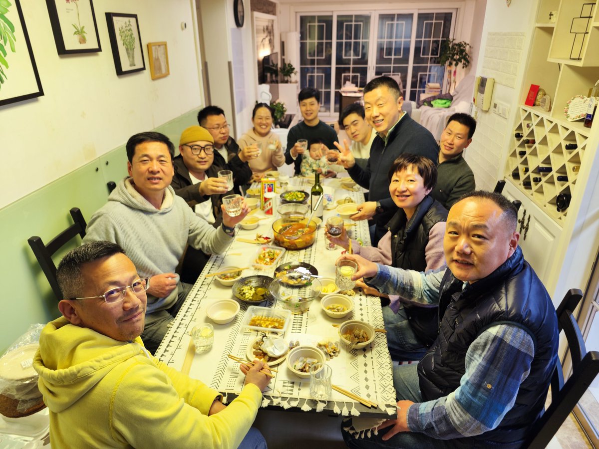CUIJIE3's tweet photo. 今年第一次家里这么热闹！祝福所有弟兄平安喜乐！ https://t.co/FLhKkZ6wTS