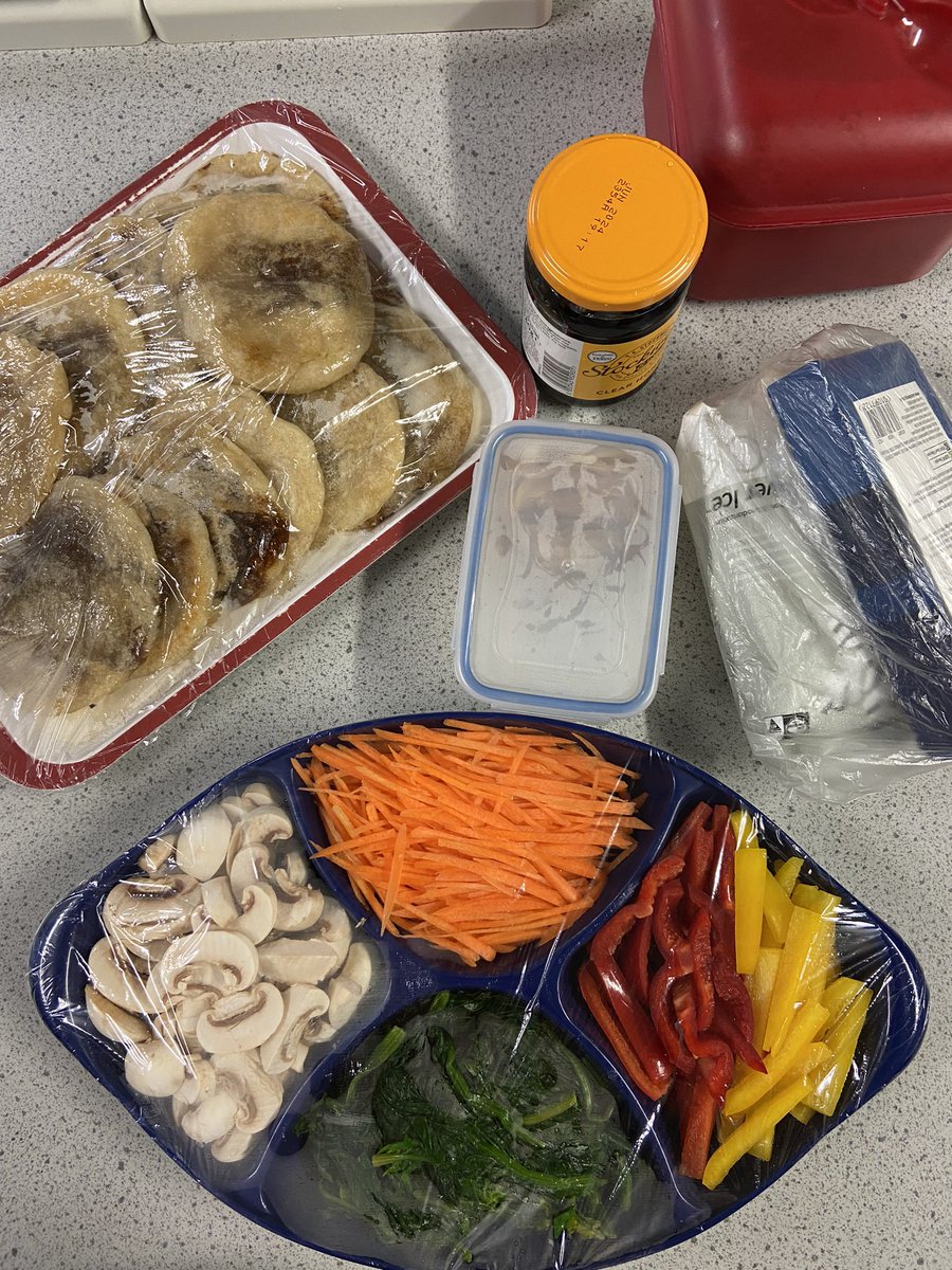 CA__MFL's tweet photo. Korean club students are back in the kitchen! Today they cooked Hotteok 호떡, a sweet dessert pancake 🥞, and Japchae 잡채, glass noodles stir fry 🍜 맛저 enjoy 😋 https://t.co/dGXSWmieGI
