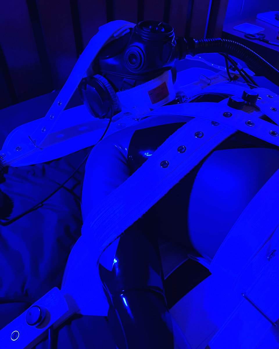 rubber_tex's tweet photo. Deep Breaths… In… And… Out…
📸⛓️: @PupRiley6
#gasmaskmonday #gasmask #gasmaskfetish #gasmaskkink #s10gasmask #rubberdrone #rubberfetish #rubberkink #rubberkinkster #rubbergear #rubberlatex #rubbergay #bondage #gayrubberbondage #gearhead #gaykink #gayfetish https://t.co/0zQRKo1Vv8