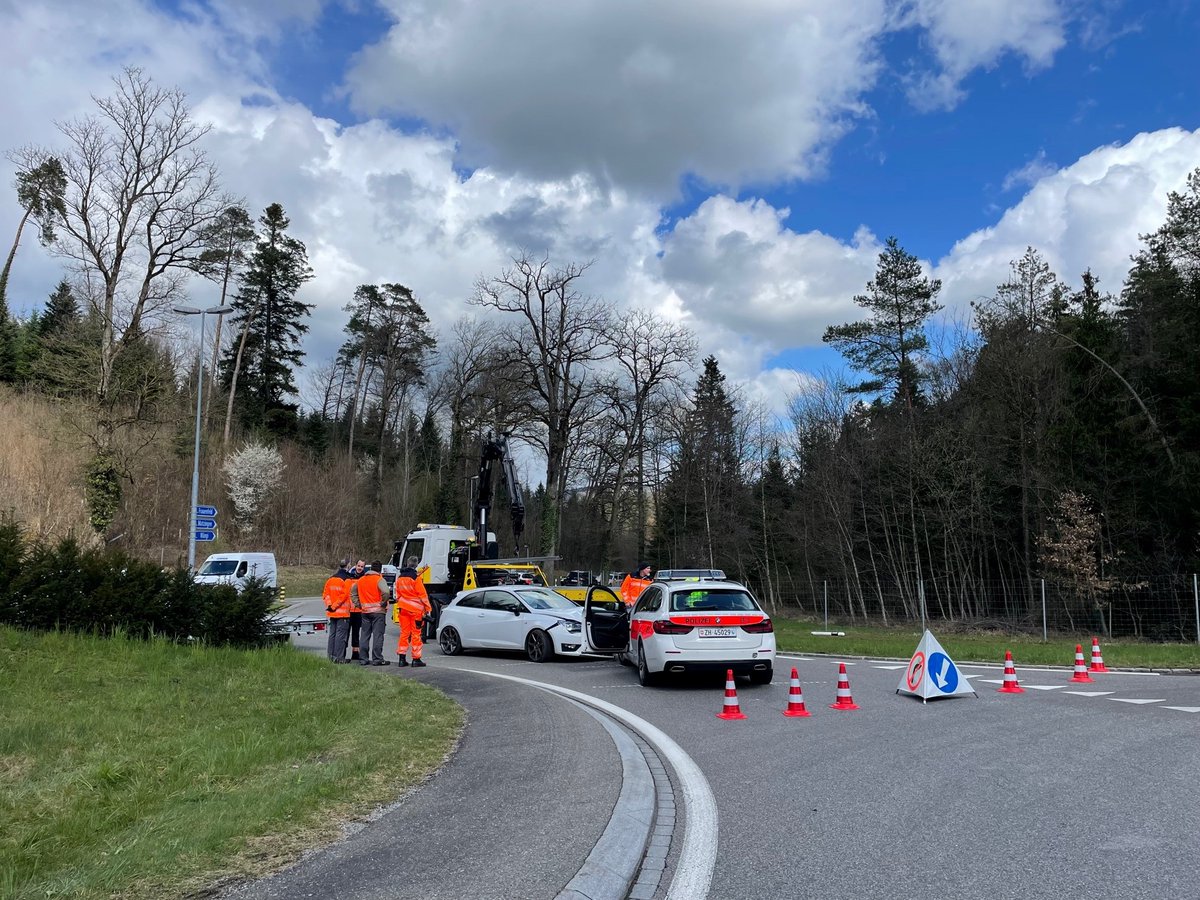 KapoZuerich's tweet photo. Ein Automobilist hat sich am Montagmittag auf der A1 zwischen dem Anschluss #Matzingen und dem Rastplatz Stegen einer #Kontrolle entzogen und anschliessend einen #Unfall verursacht.
https://t.co/iFINxkNF9U https://t.co/6fLNrUZDNv