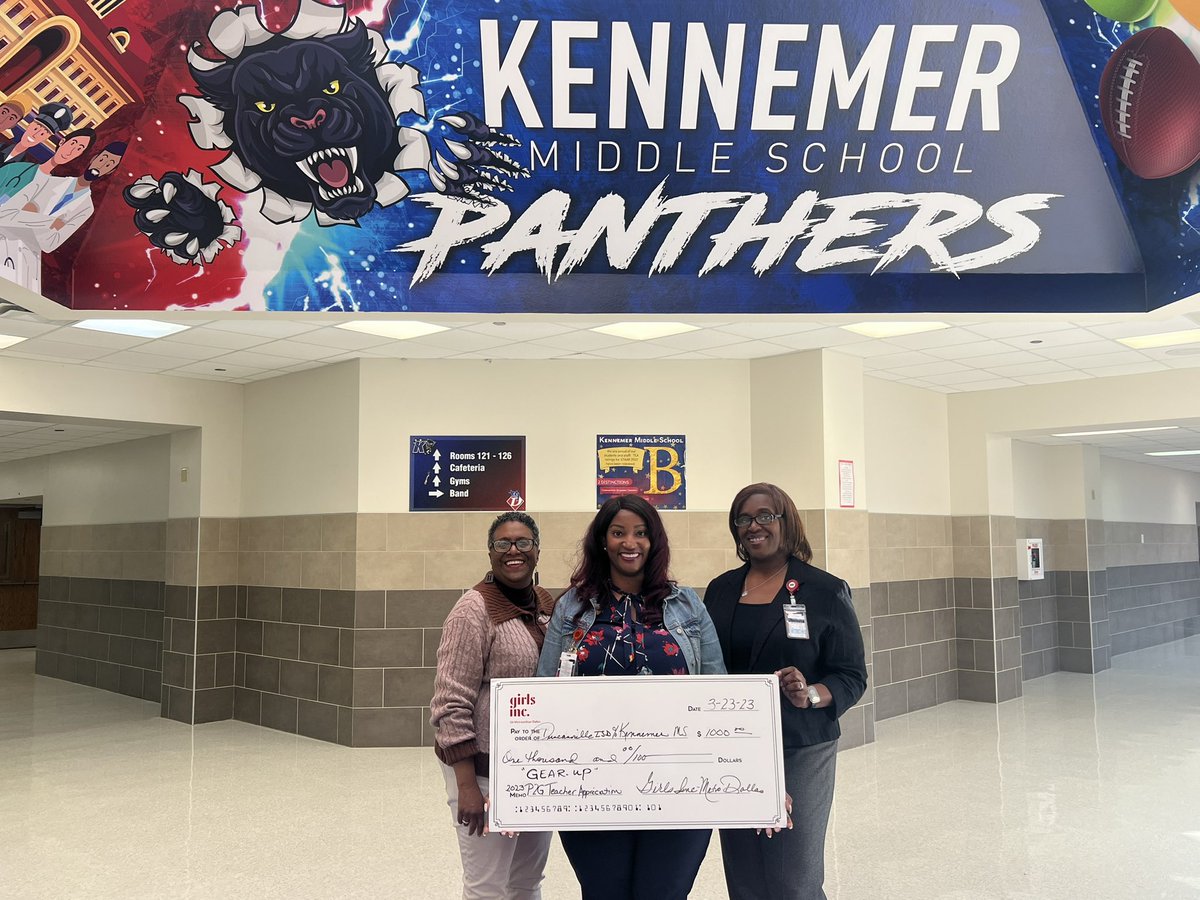 TreecaC's tweet image. Today @GirlsIncDallas on behalf of @R10_GEARUP  awarded @KennemerMS a check for $1000 to show love to our hard working teachers! #POWER2theGIRL #GEARUPworks⚙️