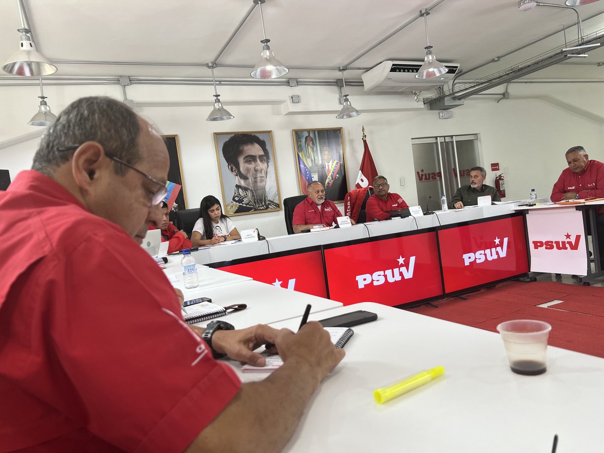 eduardopiate2's tweet photo. En este momento se desarrolla la reunión ordinaria de las direcciones nacionales del ⁦@PartidoPSUV⁩ y la ⁦@JuventudPSUV⁩ ⁦@NicolasMaduro⁩ ⁦@dcabellor⁩ ⁦@PSUVEnApure⁩ https://t.co/UajQsrmy6Y