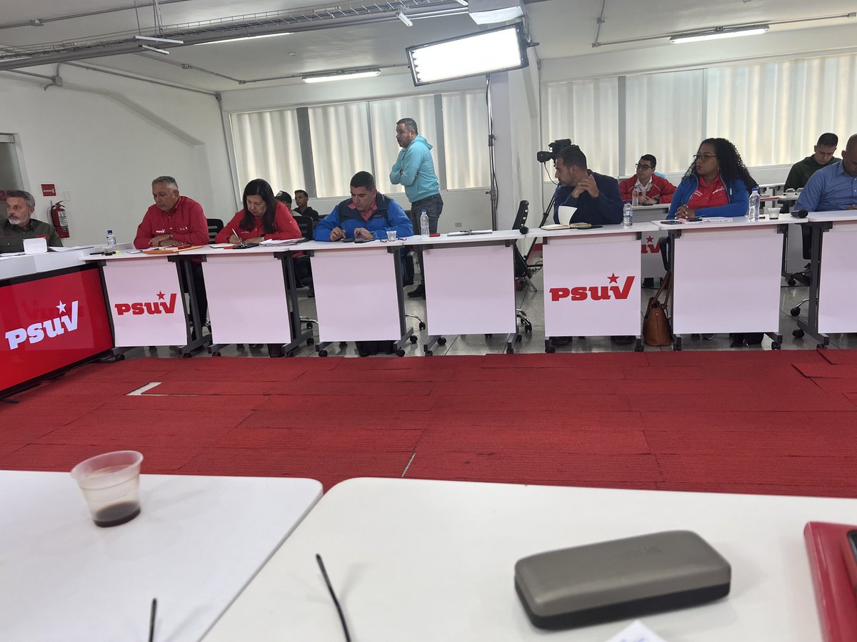eduardopiate2's tweet photo. En este momento se desarrolla la reunión ordinaria de las direcciones nacionales del ⁦@PartidoPSUV⁩ y la ⁦@JuventudPSUV⁩ ⁦@NicolasMaduro⁩ ⁦@dcabellor⁩ ⁦@PSUVEnApure⁩ https://t.co/UajQsrmy6Y