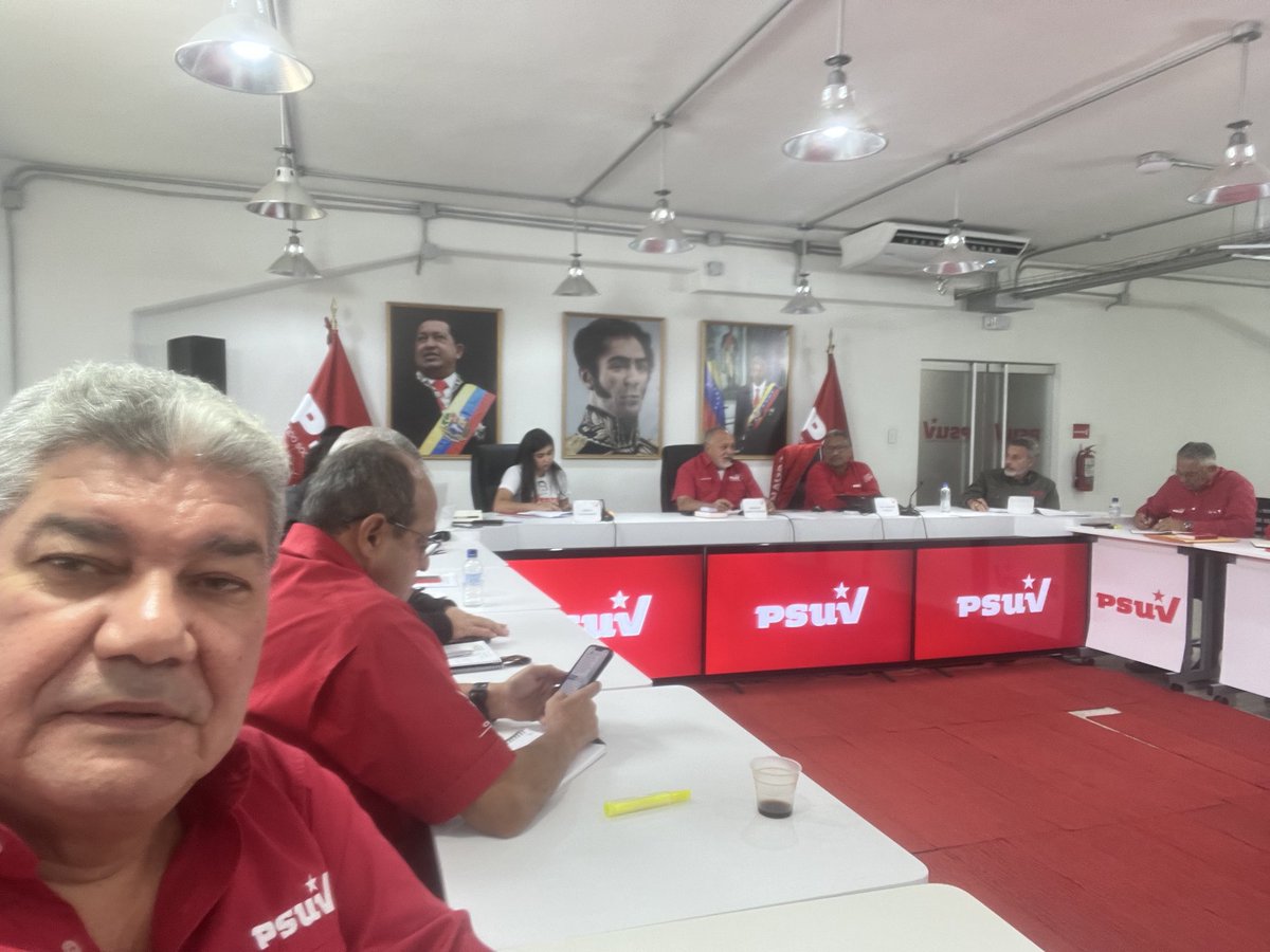 eduardopiate2's tweet photo. En este momento se desarrolla la reunión ordinaria de las direcciones nacionales del ⁦@PartidoPSUV⁩ y la ⁦@JuventudPSUV⁩ ⁦@NicolasMaduro⁩ ⁦@dcabellor⁩ ⁦@PSUVEnApure⁩ https://t.co/UajQsrmy6Y