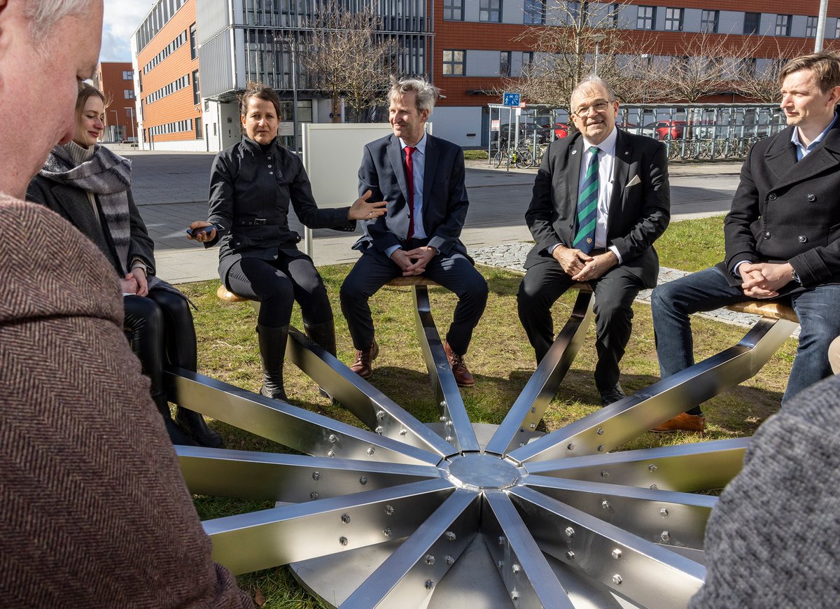 FraunhoferIgp's tweet photo. Was entsteht, wenn #Wissenschaft und #Kunst zusammen arbeiten, davon kann man sich ab sofort auf dem Wissenschaftscampus Südstadt in Rostock ein Bild machen: Seat#12 der Künstlerin @studiobrockmann 
ℹ️ https://t.co/sBRocZNn5s | © Universität Rostock/Thomas Rahr https://t.co/sCtVvHD2cD
