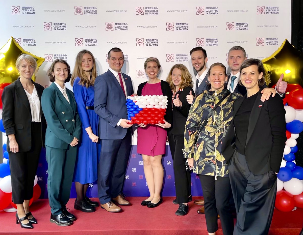 Pavel_Divis_TGS's tweet photo. náměstkem ministerstva zahraničí Tchaj-wanu Lee, ředitelkou @taiwancz @AliceRezkova a ředitelem Bezpečnostního centra Evropské (@_EuropeanValues) @_JakubJanda.
#miseTaiwan #czechHub https://t.co/QdiKOXmkXg