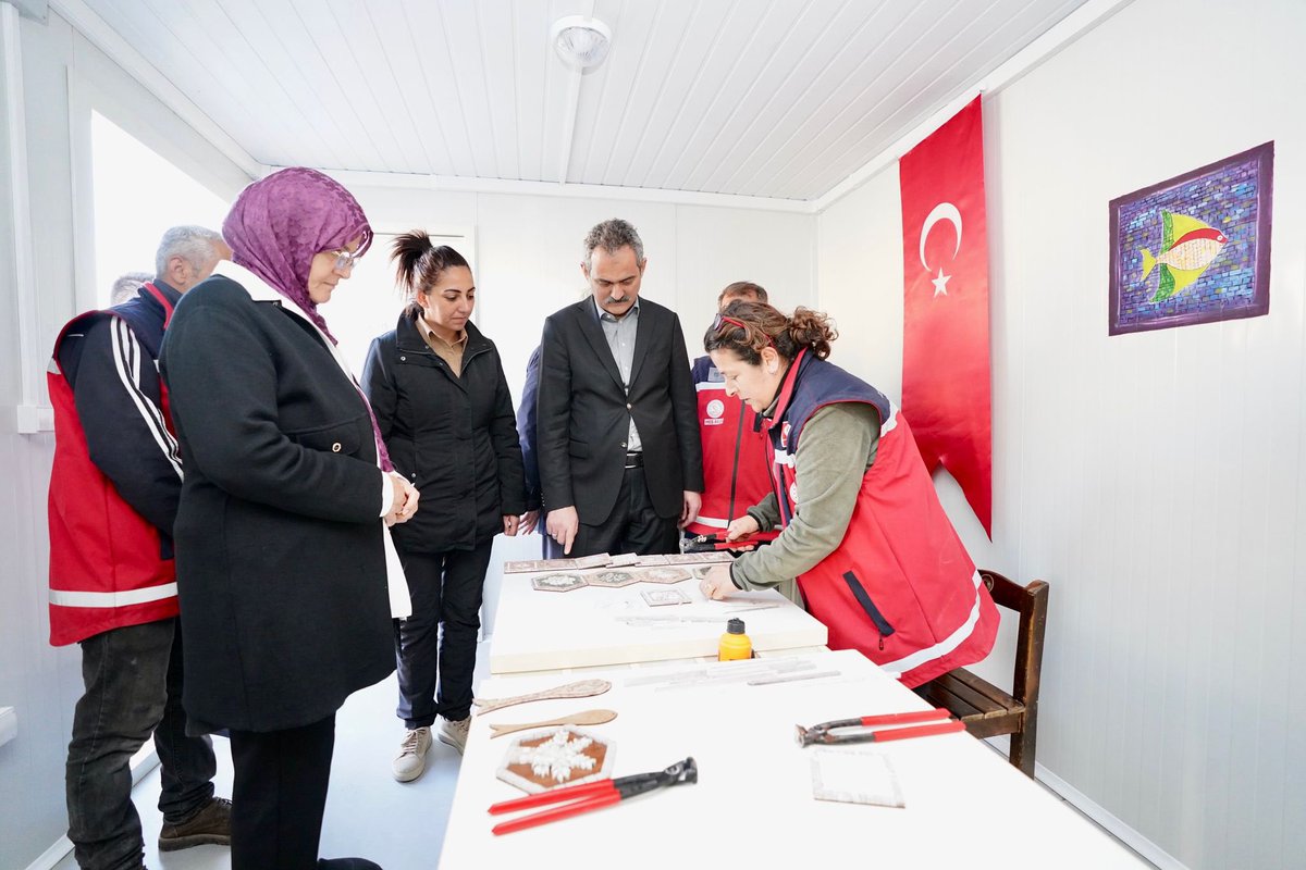prof_mahmutozer's tweet photo. #Hatay Büyükdalyan’daki konteyner kentte kurduğumuz halk eğitimi kurslarımızı ziyaret ettik. 

Afet bölgesindeki vatandaşlarımızı sosyal ve kültürel faaliyetlerle desteklemek için açtığımız 6697 kursumuza 91.609 kursiyerimiz katıldı. https://t.co/lSngXrhTm8