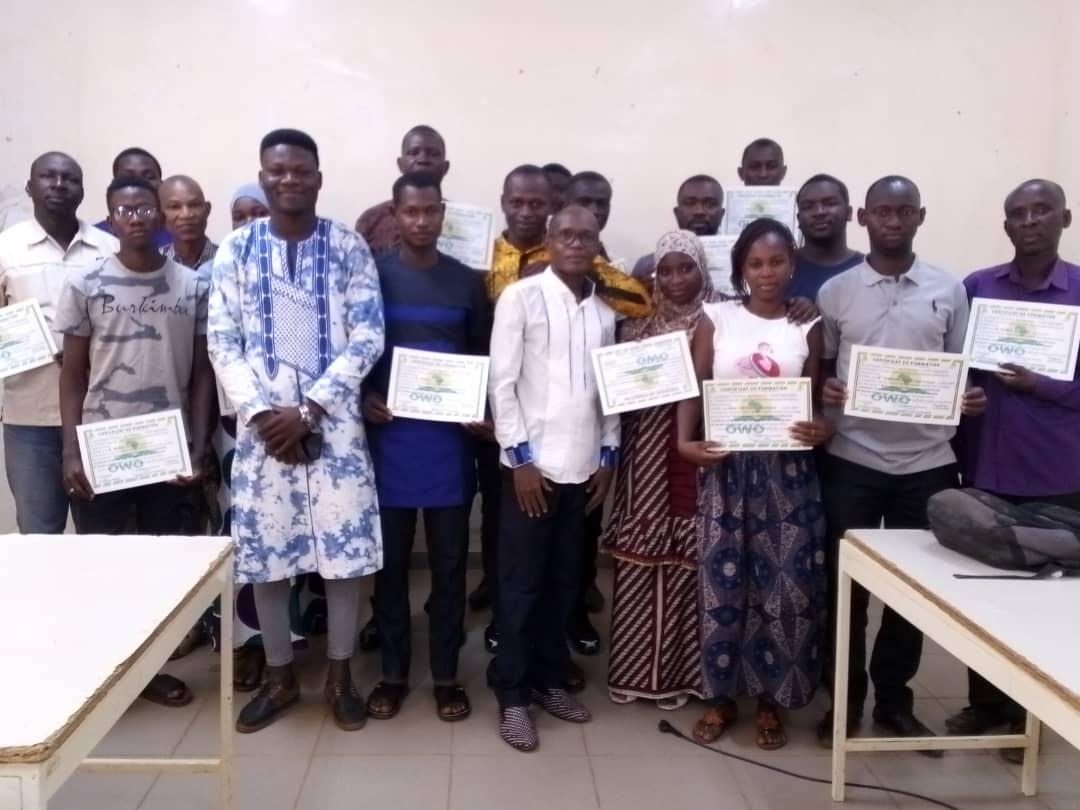 Fin de la 2 ème édition de " La Formation Mensuelle de l'Entrepreneur" organisée par Owonews, le samedi 25 mars 2023, qui a porté sur l'élevage des poulets de race locale et locale améliorée" a pris fin.

Owonews.net