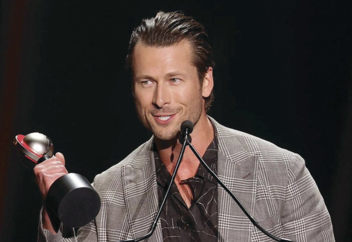 Blockbuster actor @GlenPowell will deliver the keynote address at Moody College graduation on May 5th. Powell studied <a href="/UTRTF/">UT RTF</a> before heading to Hollywood at 19 to pursue acting. He'll share the lessons he learned along the way. He was in <a href="/TopGunMovie/">Top Gun</a>.

bit.ly/keynoteglenpow…