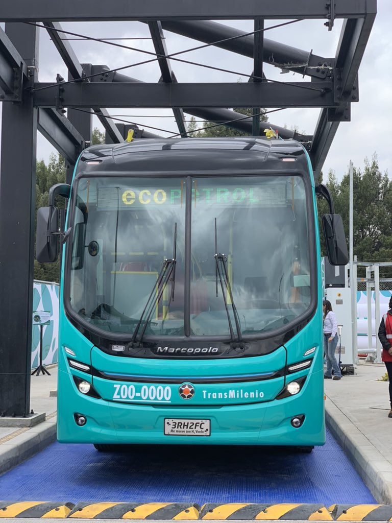 TransMilenio's tweet photo. 🌿🚌 Este nuevo bus de Hidrógeno se sumará a la operación del Servicio Integrado de Transporte Público (SITP), con operación desde el Centro Logístico de Green Móvil, ubicado en la localidad de Fontibón. 

#TransiciónEnergéticaJustaEs https://t.co/MhDjXRBXAr