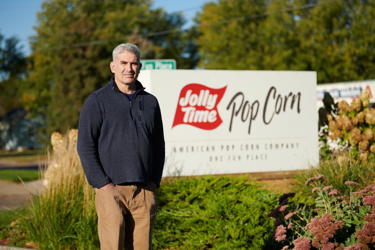 jollytimepops's tweet photo. Happy Spring! JOLLY TIME employee, Hilario, is passionate about gardening, and voluntarily takes beautiful care of One Fun Place! We are so thankful Hilario is sharing his love for gardening with all of us 🌸🌷🌼
#JOLLYTIME #JollyTimePopCorn #OneFunPlace #FirstDayofSpring #snack https://t.co/8HUTvsMRid