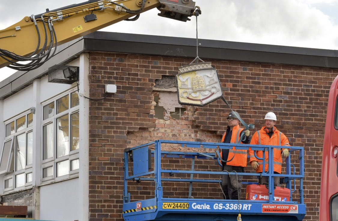 St_John_Fisher's tweet photo. 🦺 🏗️ Today, Wates carefully removed the original crest from the front of the building, preserving this piece of history for us so that it can be displayed in the future.
#sjfwigannewbuild #watesgroup #educationgovuk
@WatesGroup @educationgovuk https://t.co/cjX2rkX3B5