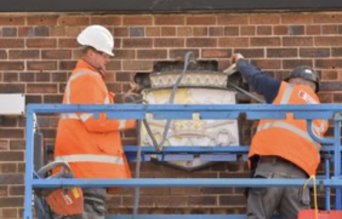 St_John_Fisher's tweet photo. 🦺 🏗️ Today, Wates carefully removed the original crest from the front of the building, preserving this piece of history for us so that it can be displayed in the future.
#sjfwigannewbuild #watesgroup #educationgovuk
@WatesGroup @educationgovuk https://t.co/cjX2rkX3B5