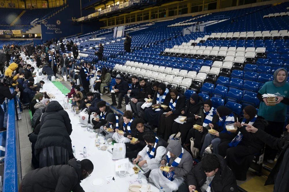YapmaKenks's tweet photo. 👏 Chelsea, Premier Lig tarihinde bir ilke imza atarak, Stamford Bridge Stadı'nda iftar programına ev sahipliği yaptı. 📸 #GününKaresi https://t.co/DGJa8fh9nn