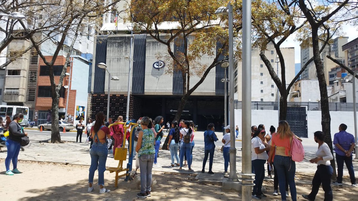 ElPitazoTV's tweet photo. #Caracas | Familiares de la joven Nazareth Marín se encuentran este #27Mar al frente del Ministerio Público de Parque Carabobo para exigir justicia sobre el crimen del cual fue víctima la joven extrabajadora del Sencamer, quien presuntamente habría sido violada y estrangulada https://t.co/zsZT5elz1U