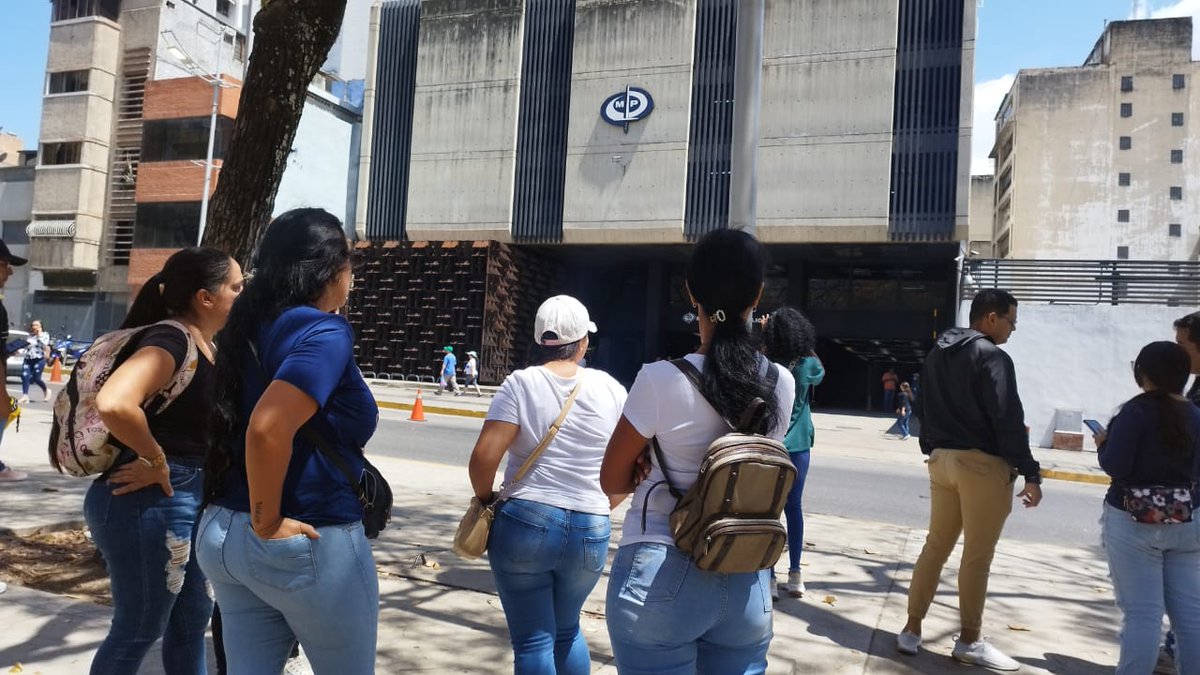 ElPitazoTV's tweet photo. #Caracas | Familiares de la joven Nazareth Marín se encuentran este #27Mar al frente del Ministerio Público de Parque Carabobo para exigir justicia sobre el crimen del cual fue víctima la joven extrabajadora del Sencamer, quien presuntamente habría sido violada y estrangulada https://t.co/zsZT5elz1U