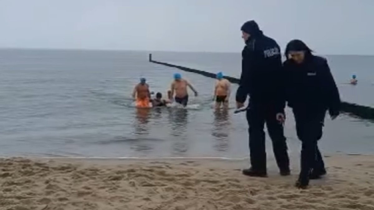24kaszuby's tweet photo. Nordowe Morsy ratują podpitego Ukraińca z Bałtyku
🌊🏊♂️ Nordowe Morsy we Władysławowie w akcji ratunkowej! 😮🚨 Co się st ...
Czytaj więcej: https://t.co/ZYAcnuZnHi
#RatunekNaFali #Władysławowo #Morsowanie #NordoweMorsy #AkcjaRatownicza #Bałtyk #Region #Pucki #Bezpieczeństwo https://t.co/qEVItx66rV