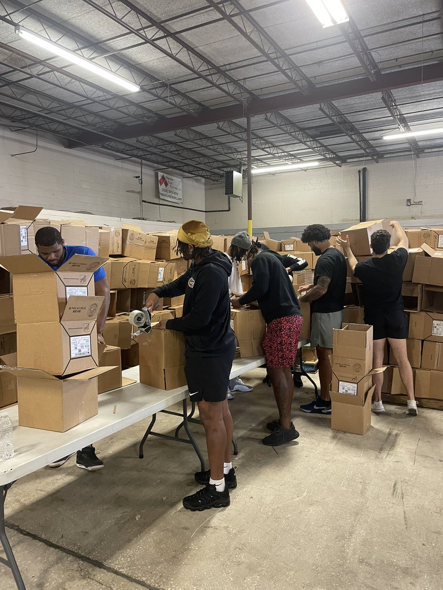 dante_zanders's tweet photo. It's not every day you can make a real impact on your community. I am proud to say we did that at Bread of the Mighty. Together as a team, me and some teammates assembled 800 boxes!!@FAST_FLA https://t.co/ZVuKYLT1nt
