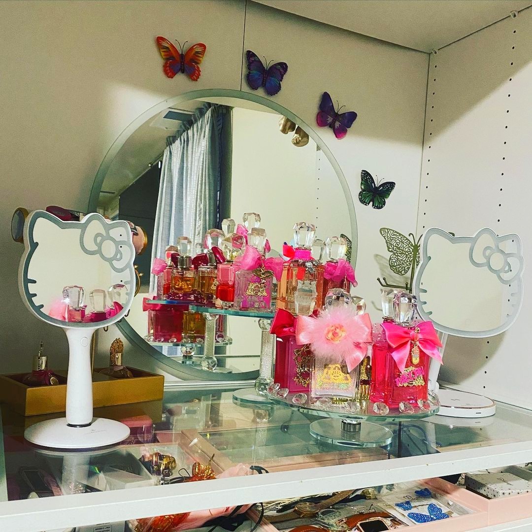 ImpressionsV's tweet photo. Spring showers bring Hello Kitty flowers!💖🌦💐 
#Repost of @pinkvanitygirl 's Hello Kitty Collection😍

#sanrio #hellokittylover #Hellokittycollector #kawaii #vanity #makeup #pink #hellokittycore #glow #LED #rainbow #mirror #vanitymirror #spring #hellokitty https://t.co/MTDEJU8wZi