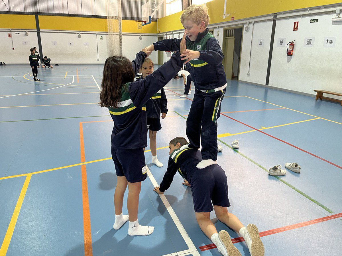 buenconsejoll's tweet photo. Nueva jornada #TEI entre tutores/as y tutorizados/as de 5º y 3º de Primaria. En pro de estrechar los vínculos de confianza, esta vez se llevó a cabo una divertida y entretenida sesión de Acrossport.
El #BuenConsejo #LaLaguna por una #Escuela libre de #AcosoEscolar 
#stopbullying https://t.co/VEmaYEFHvF