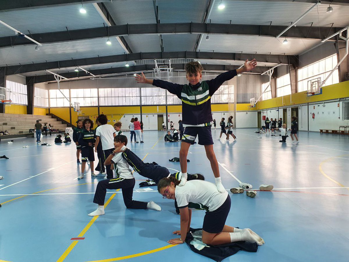 buenconsejoll's tweet photo. Nueva jornada #TEI entre tutores/as y tutorizados/as de 5º y 3º de Primaria. En pro de estrechar los vínculos de confianza, esta vez se llevó a cabo una divertida y entretenida sesión de Acrossport.
El #BuenConsejo #LaLaguna por una #Escuela libre de #AcosoEscolar 
#stopbullying https://t.co/VEmaYEFHvF