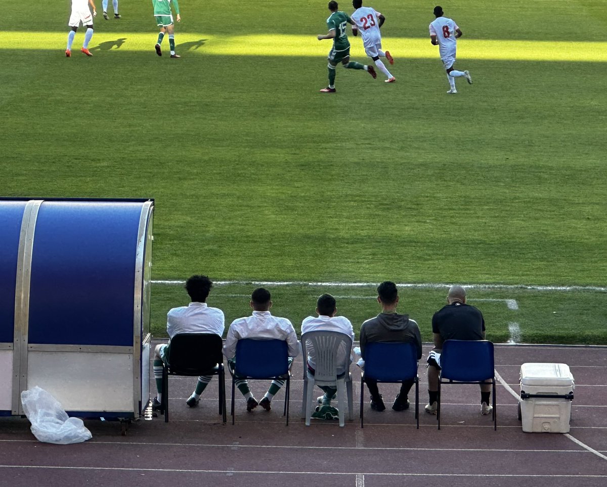 DZfoot's tweet photo. Sur le banc, Kadri a droit à une chaise de mariage…#TeamDZ https://t.co/po8chr6jx5